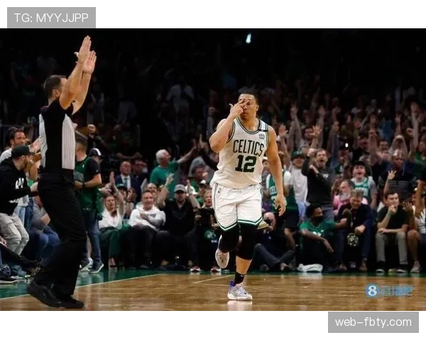 格兰特·威廉姆斯无球跑动拉开空间，3D属性提升绿军外线效率